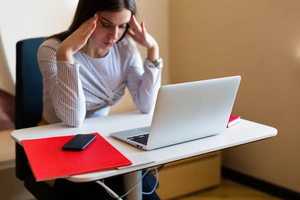 Giovane Donna Che Lavora Computer Portatile Ufficio — Foto Stock