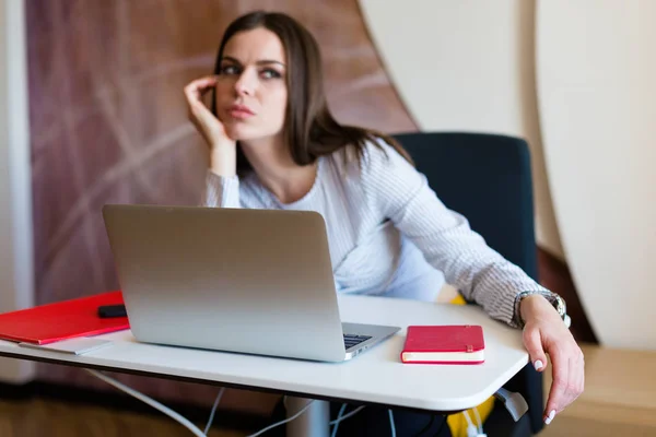 Jonge Vrouw Die Werkt Laptop Het Kantoor — Stockfoto