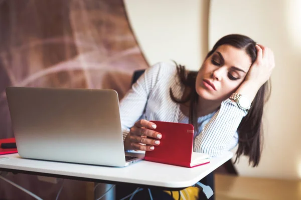 Jonge Vrouw Die Werkt Laptop Het Kantoor — Stockfoto