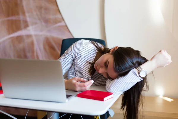 Giovane Donna Che Lavora Computer Portatile Ufficio — Foto Stock