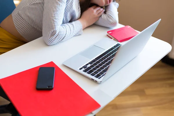 Giovane Donna Che Lavora Computer Portatile Ufficio — Foto Stock