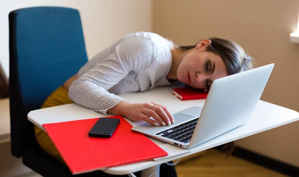 Young Woman Working Laptop Office — Stock Photo, Image