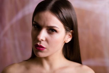 Bir dizi gümüş takı giyen güzel genç kadın