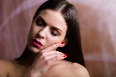 Bir dizi gümüş takı giyen güzel genç kadın