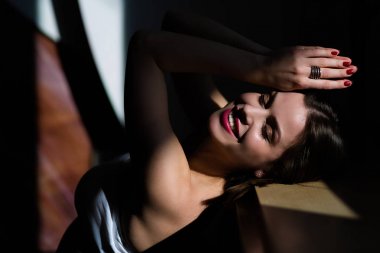 Doğal aydınlatma poz güzel genç kadın