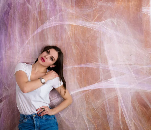 Schöne Frau Die Neben Dem Abstrakten Gemälde Der Wand Steht — Stockfoto