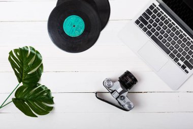 Beyaz masa üstünde laptop. Kopya alanı ile minimalist tasarımı