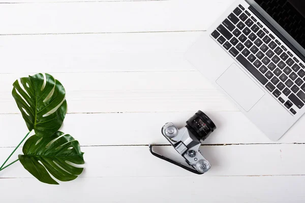 Laptop Uma Mesa Branca Design Minimalista Com Espaço Cópia — Fotografia de Stock