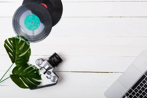 Laptop Uma Mesa Branca Design Minimalista Com Espaço Cópia — Fotografia de Stock