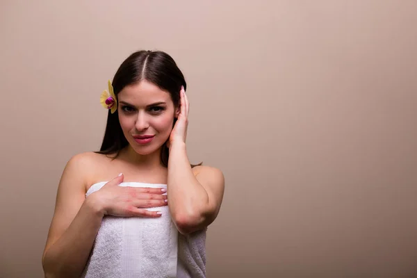 Mooie Jonge Vrouw Met Een Badhanddoek — Stockfoto