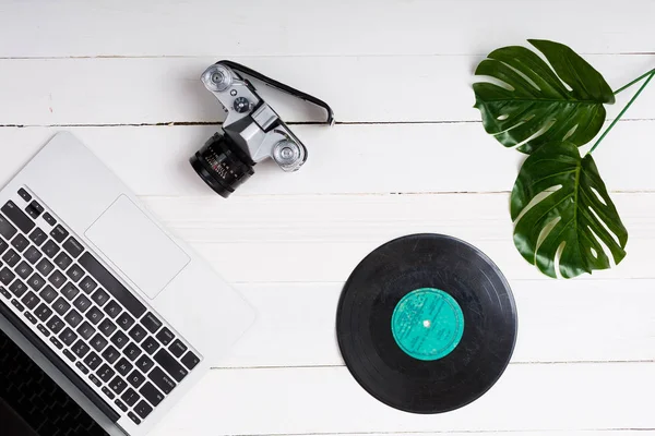 Laptop Uma Mesa Branca Design Minimalista Com Espaço Cópia — Fotografia de Stock