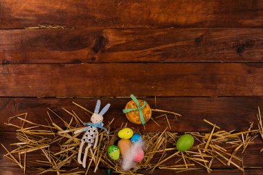 Bahar arka plan ile geleneksel Paskalya sembolleri