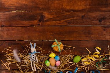 Bahar arka plan ile geleneksel Paskalya sembolleri