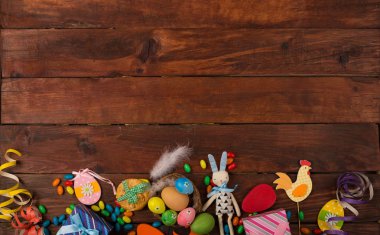 Bahar arka plan ile geleneksel Paskalya sembolleri