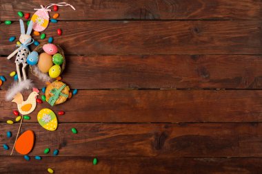 Bahar arka plan ile geleneksel Paskalya sembolleri