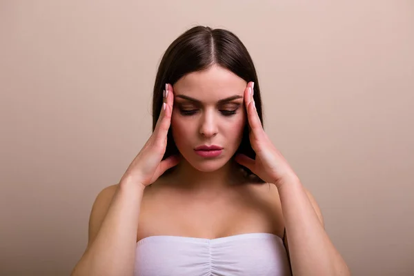 Mooie Jonge Vrouw Poseren Witte Bandeau — Stockfoto