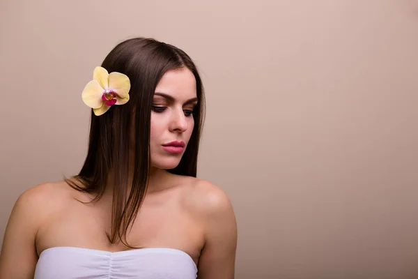 Mooie Jonge Vrouw Met Een Orchidee Bloem — Stockfoto