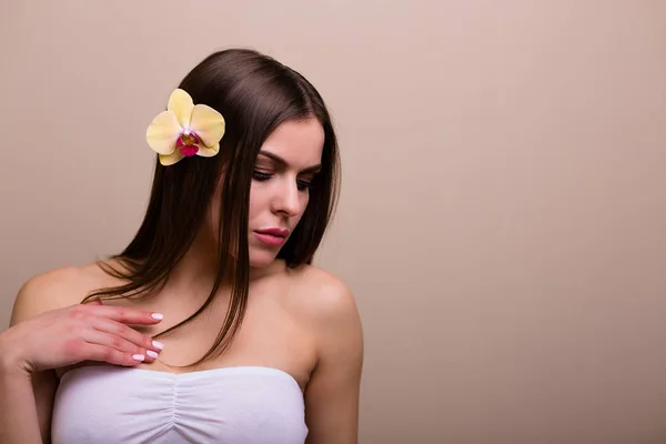 Hermosa Joven Con Una Flor Orquídea — Foto de Stock