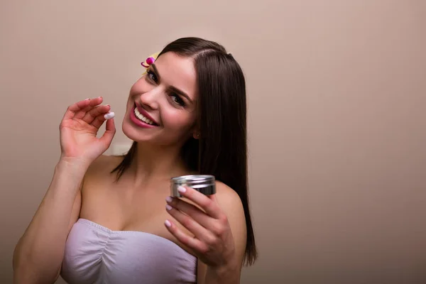 Donna Con Mano Una Bottiglia Crema Idratante — Foto Stock