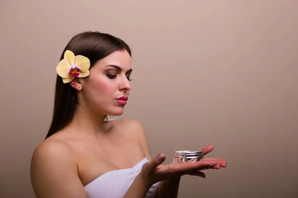 Mulher Segurando Uma Garrafa Creme Hidratante — Fotografia de Stock