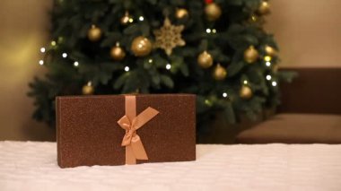 Noel hediyeleri açma kadın