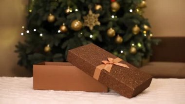 Noel hediyeleri açma kadın