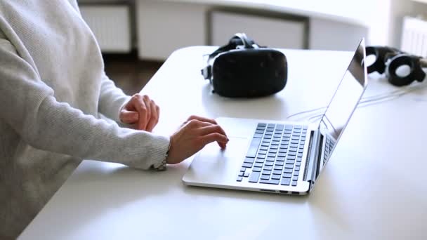 Woman Laptop Headset — Stock Video