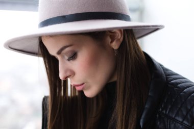 Cam kenarında oturan yün şapka kadında güzel boho