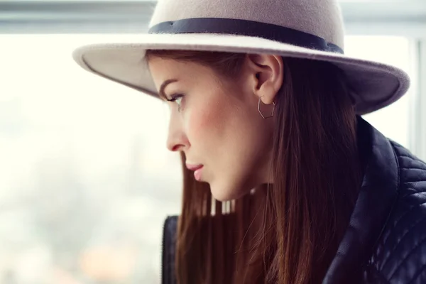 Красивая Женщина Шерстяной Шляпе Сидит Окна — стоковое фото