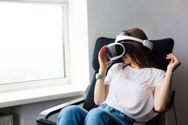 Bir Vr kulaklık oynamaya genç Kafkas kadın