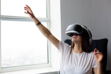 Bir Vr kulaklık oynamaya genç Kafkas kadın