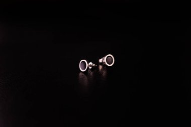 Kopya alanı siyah bir zemin üzerine ince gümüş takılar