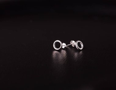 Kopya alanı siyah bir zemin üzerine ince gümüş takılar