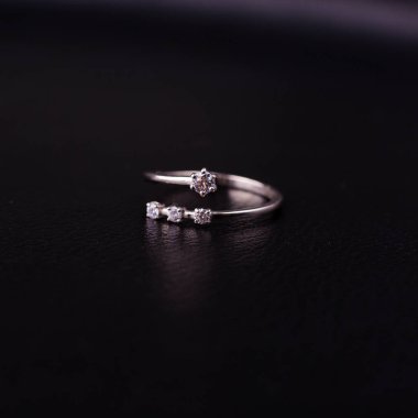 Kopya alanı siyah bir zemin üzerine ince gümüş takılar