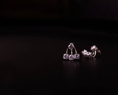 Kopya alanı siyah bir zemin üzerine ince gümüş takılar