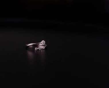 Kopya alanı siyah bir zemin üzerine ince gümüş takılar