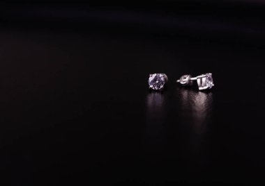 Kopya alanı siyah bir zemin üzerine ince gümüş takılar