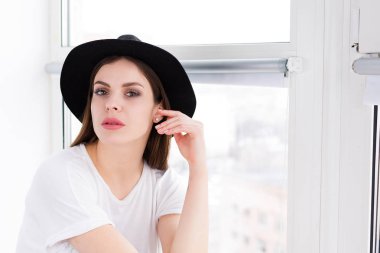 Pencerenin kenarında oturan kadın