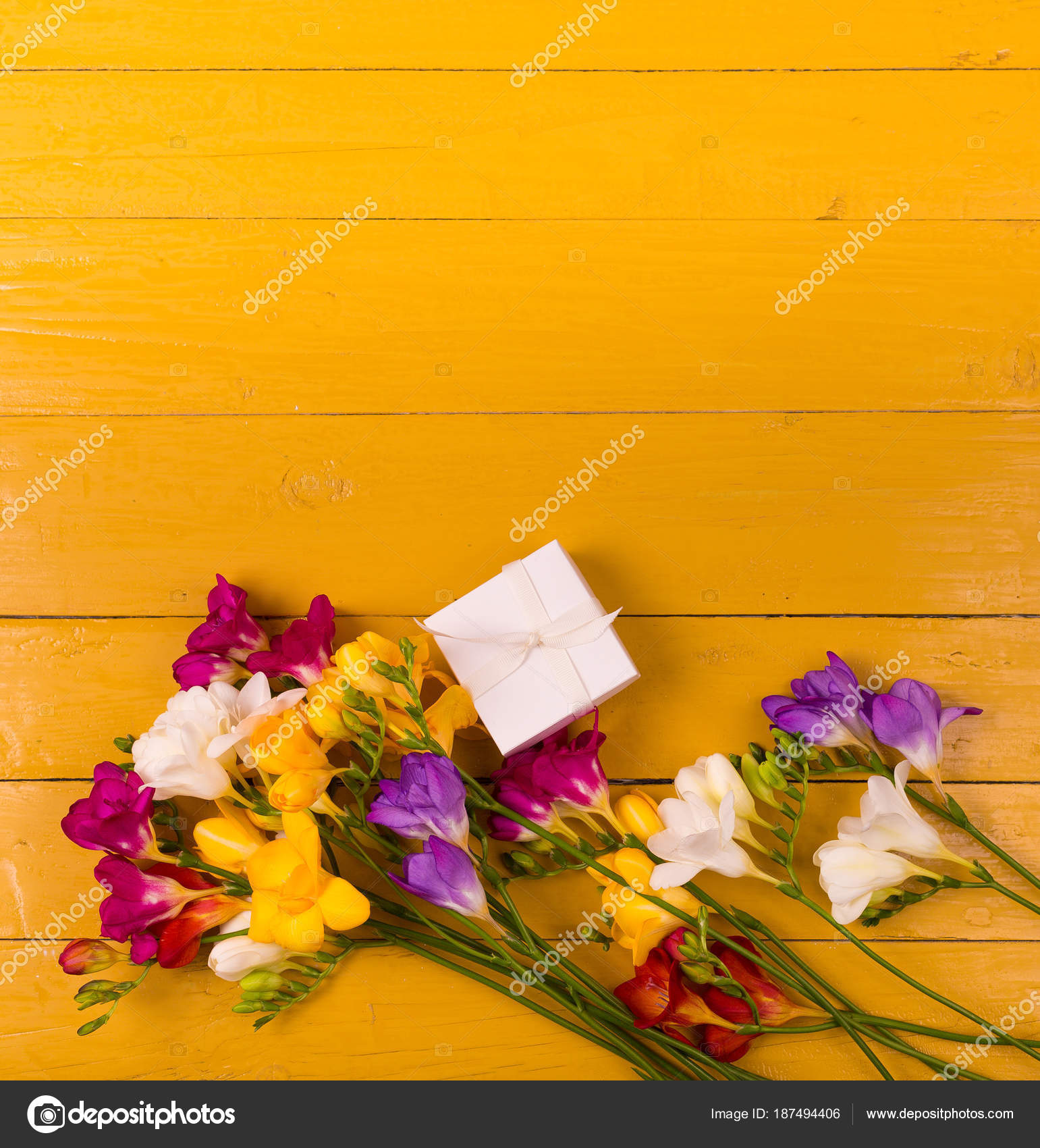木製の背景にフリージアの花の花束 ストック写真 C Tinatin1