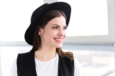 Yün şapkalı güzel gülümseyen kadın 