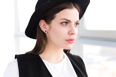 Yün şapkalı güzel gülümseyen kadın 