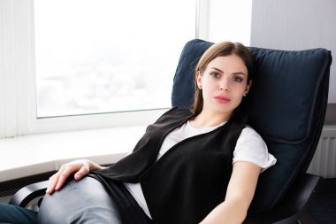 Cam kenarında oturan güzel kadın