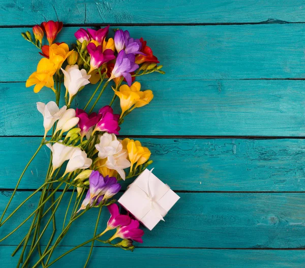 Ramo de flores de freesia sobre un fondo de madera — Foto de Stock