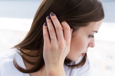 Takı giyen güzel şık kadın