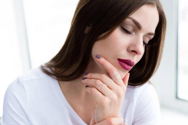 Hermosa mujer elegante con joyas — Foto de Stock