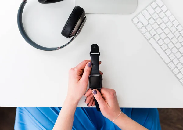 Woman with a smart watch — Stock Photo, Image