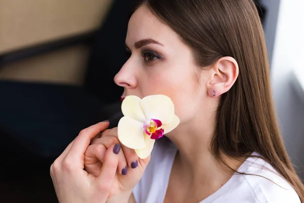 Hermosa mujer elegante con joyas — Foto de Stock