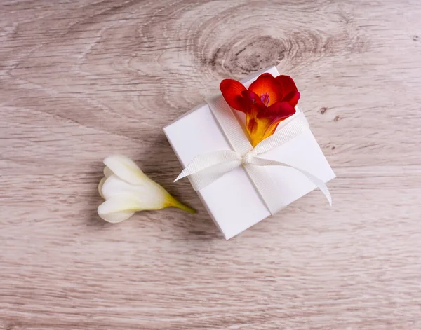 Caja de regalo con flores — Foto de Stock