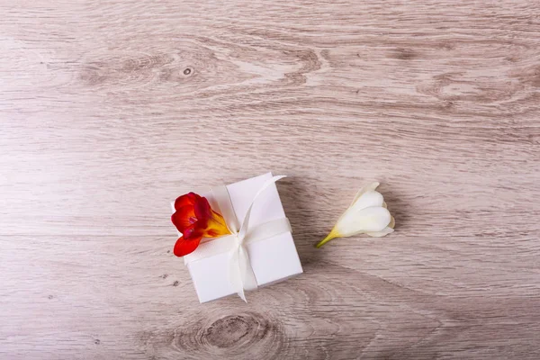 Caja de regalo con flores — Foto de Stock