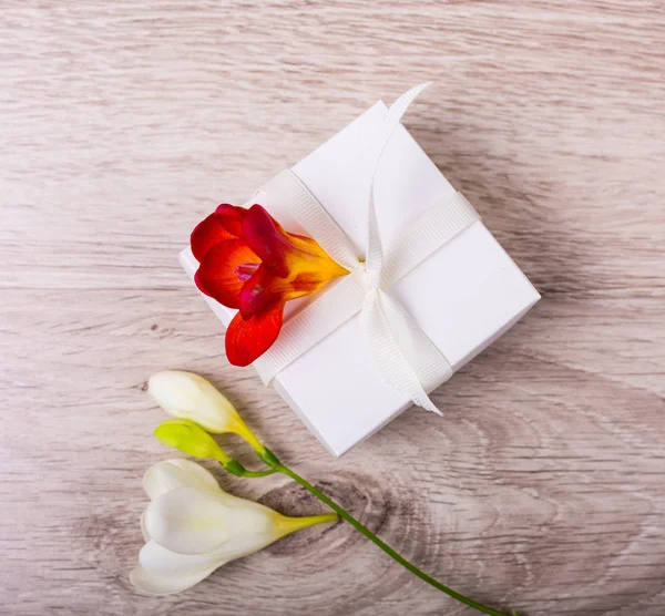 Confezione regalo con fiori — Foto Stock